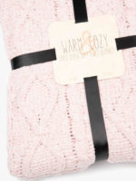 Růžová pletená deka s moderním vzorem