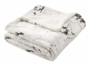 Bílá beránková deka decentní mramorový vzor